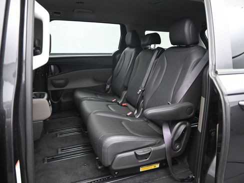 Used 2026 Kia Carnival FWD image 26
