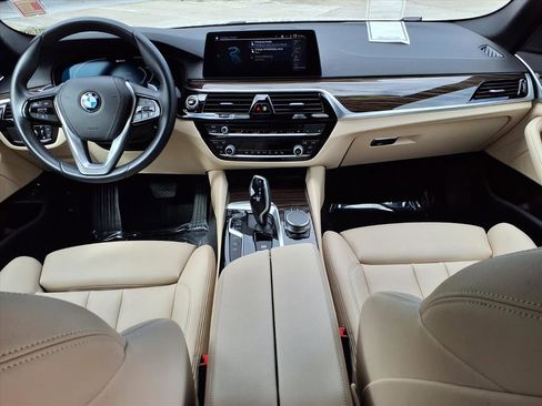 Used 2020 BMW 530e w/ Premium Package image 15