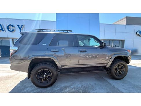 Used 2018 Toyota 4Runner SR5 AWD/4WD image 6