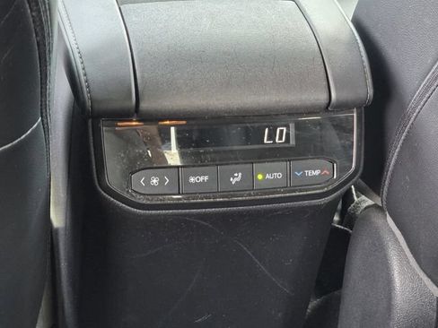 Used 2021 Toyota Highlander XLE FWD image 18