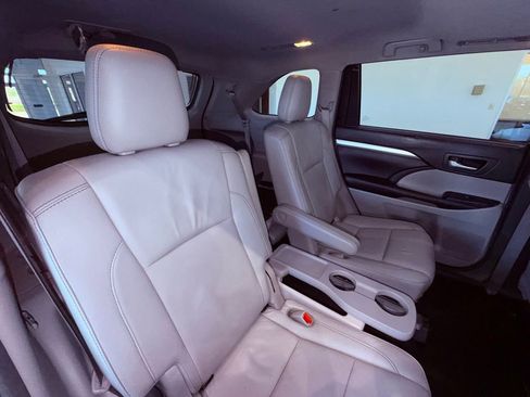 Used 2018 Toyota Highlander XLE image 16