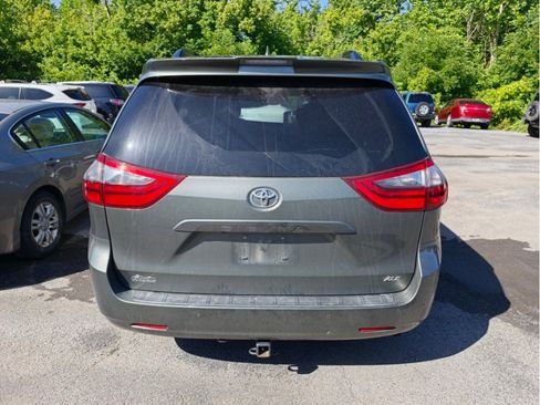 Used 2020 Toyota Sienna XLE w/ XLE Navigation Package FWD image 3