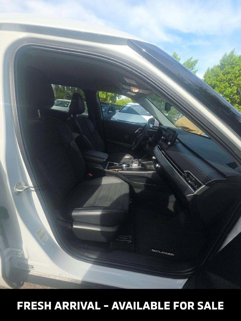 Used 2024 Mitsubishi Outlander SE FWD image 11