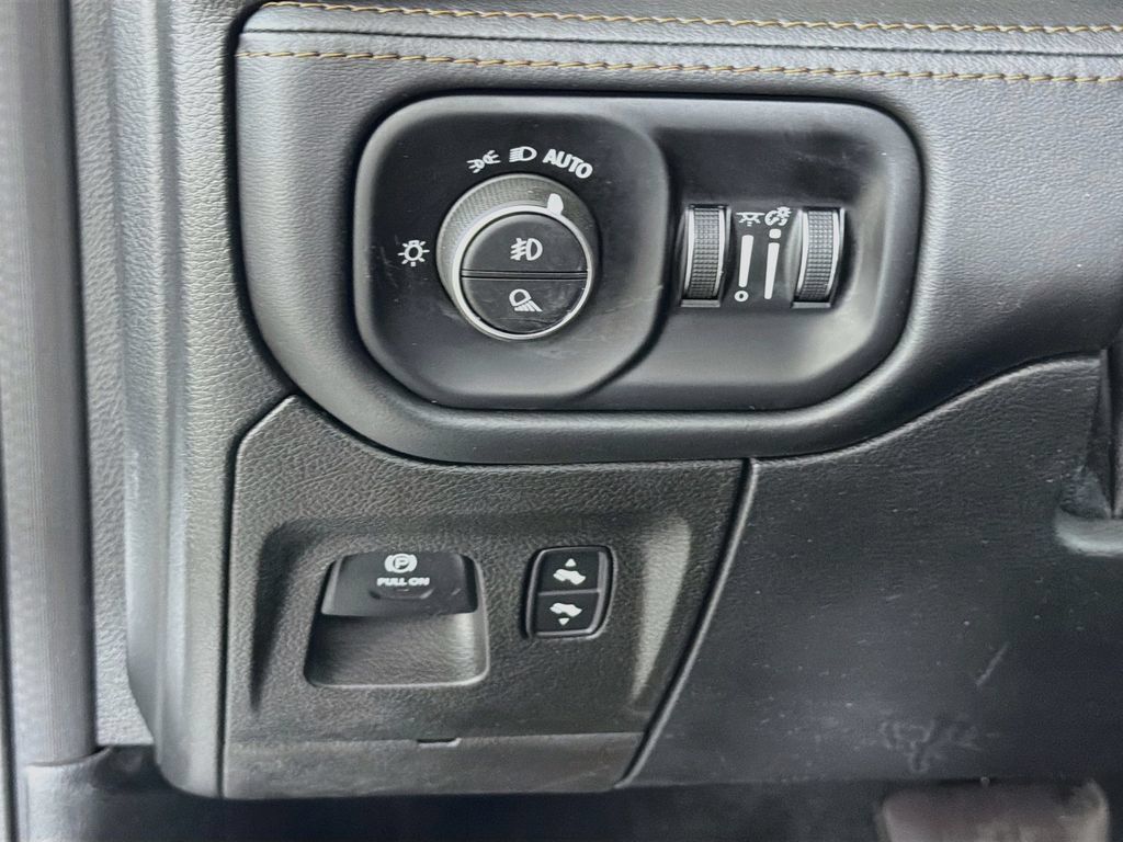 Used 2022 RAM 1500 Limited w/ Body-Colour Bumper Group AWD/4WD image 11