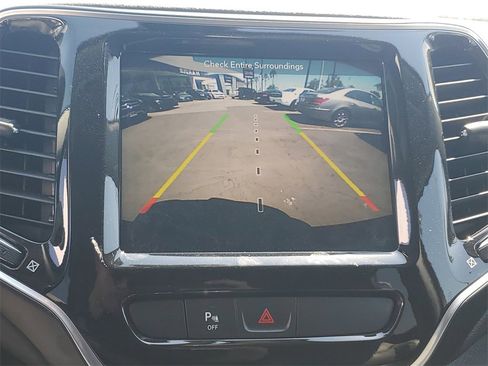 Used 2019 Jeep Cherokee Limited image 24