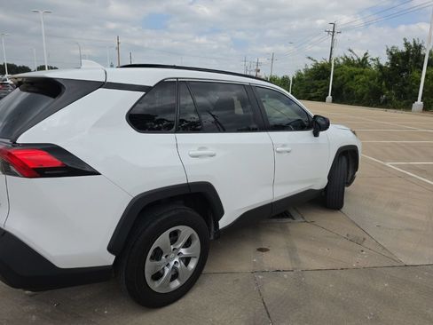 Used 2019 Toyota RAV4 LE FWD image 3