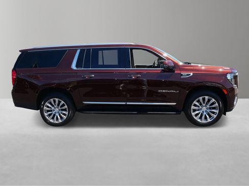 Used 2022 GMC Yukon XL Denali AWD/4WD image 3