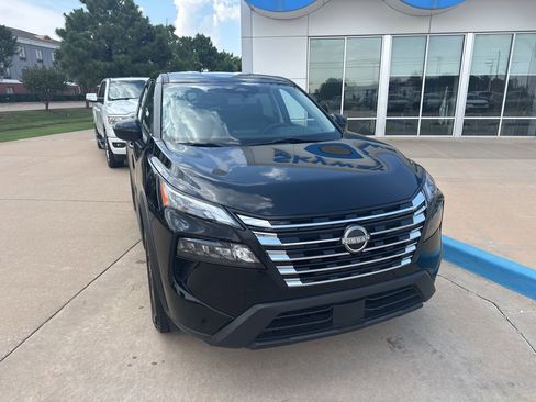Used 2024 Nissan Rogue SV image 2