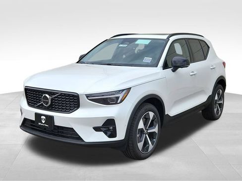 Used 2026 Volvo XC40 B5 Plus w/ Climate Package AWD/4WD image 3