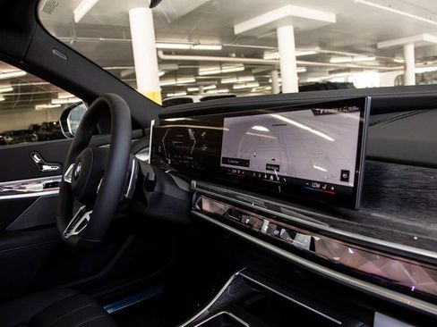 Used 2025 BMW 760i xDrive w/ Executive Package image 32