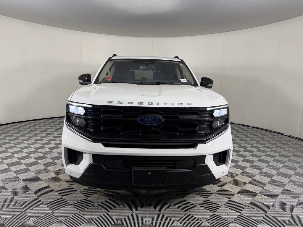 Used 2025 Ford Expedition Active AWD/4WD image 3