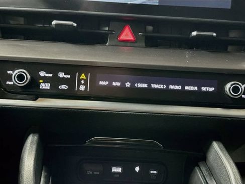 Used 2023 Kia Sportage EX AWD/4WD image 16