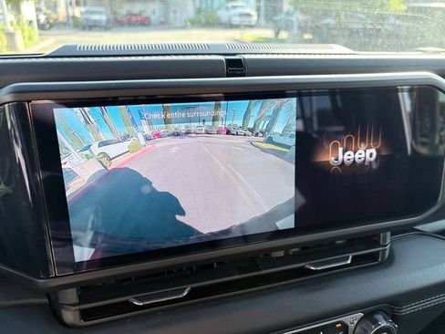 Used 2025 Jeep Wrangler Unlimited Rubicon 4xe w/ Convenience Group AWD/4WD image 19