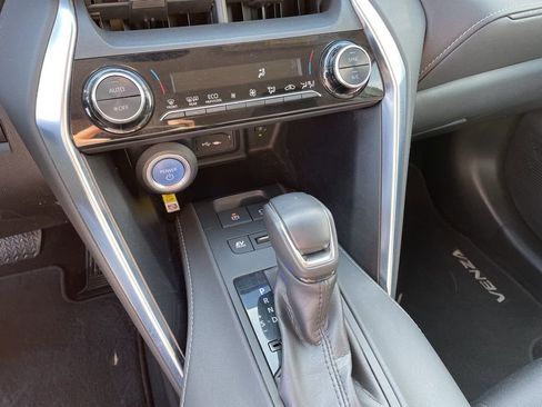 Certified 2022 Toyota Venza LE image 12