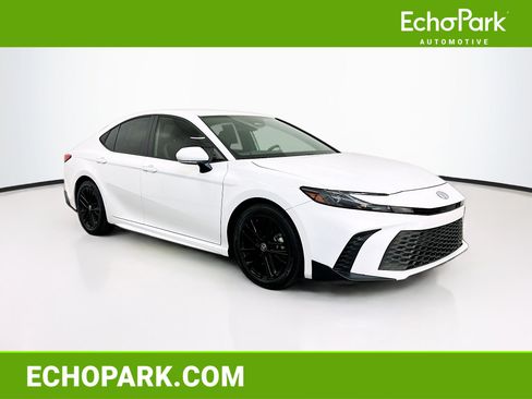 Used 2025 Toyota Camry SE FWD image 1
