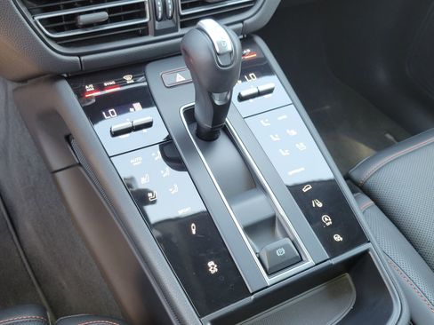 Certified 2023 Porsche Macan AWD/4WD image 22