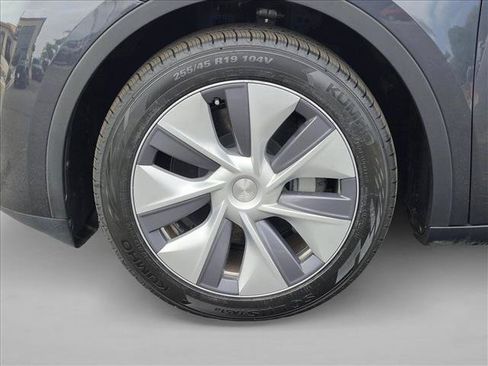 Used 2024 Tesla Model Y Long Range AWD/4WD image 24