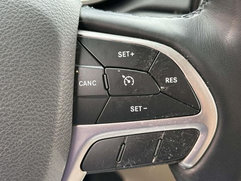 Used 2022 Jeep Grand Cherokee Laredo AWD/4WD image 25