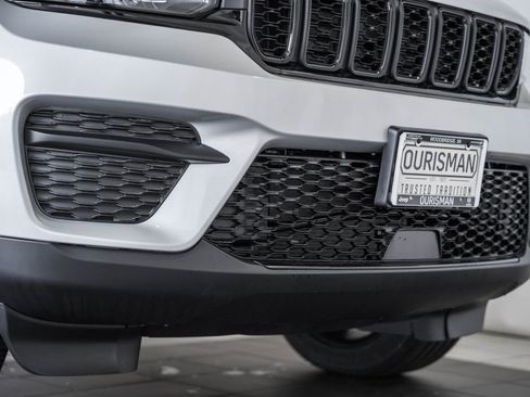 New 2025 Jeep Grand Cherokee Altitude image 13