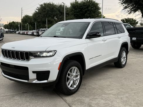Used 2023 Jeep Grand Cherokee L Laredo RWD image 9