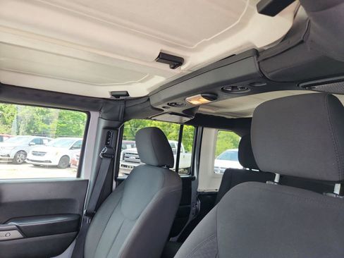 Used 2017 Jeep Wrangler Unlimited Sport w/ Quick Order Package 24S AWD/4WD image 11