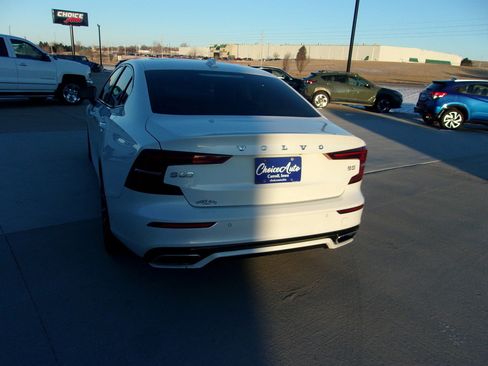 Used 2022 Volvo S60 B5 Momentum image 4