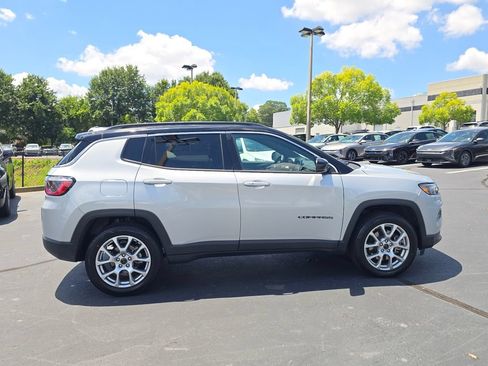 Used 2025 Jeep Compass Limited AWD/4WD image 2