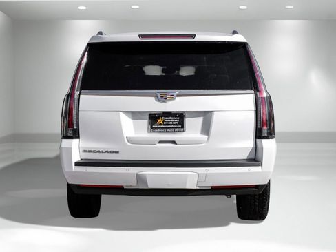 Used 2020 Cadillac Escalade ESV Premium Luxury image 8