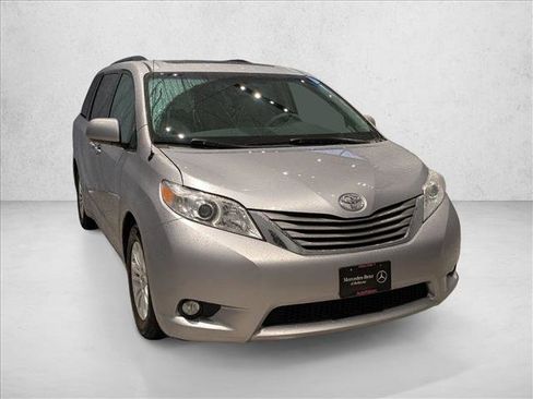 Used 2012 Toyota Sienna XLE image 3