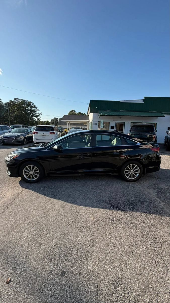 Used 2019 Hyundai Sonata SE w/ Cargo Package FWD image 2