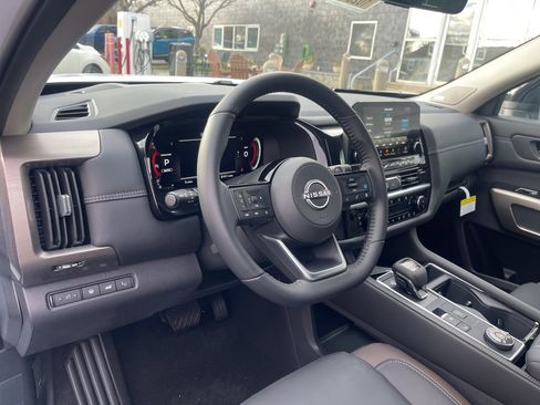 New 2025 Nissan Pathfinder Platinum image 10