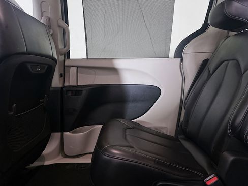 Used 2023 Chrysler Pacifica Touring-L image 25