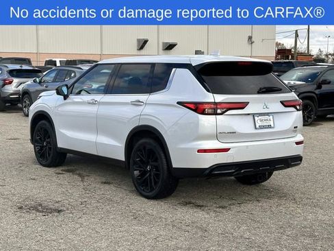 Used 2023 Mitsubishi Outlander SE Black Edition image 3