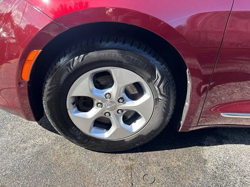 Used 2017 Chrysler Pacifica Touring-L Plus w/ Advanced Safetytec Group FWD image 12