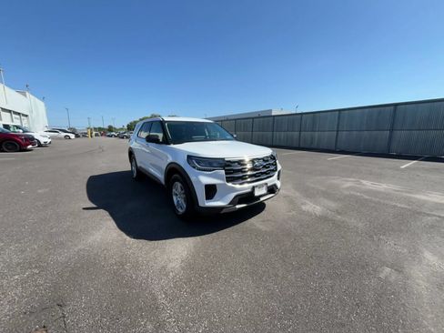 Used 2026 Ford Explorer Active AWD/4WD image 3