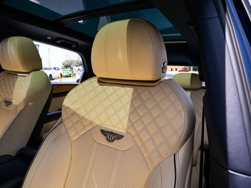 Used 2022 Bentley Bentayga AWD/4WD image 36