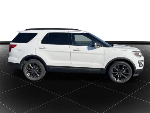 Used 2017 Ford Explorer XLT w/ Equipment Group 202A AWD/4WD image 6
