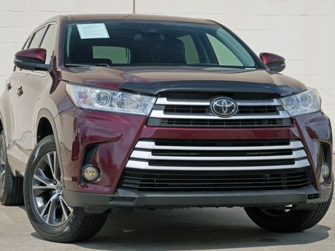 Used 2018 Toyota Highlander Plus AWD/4WD image 2