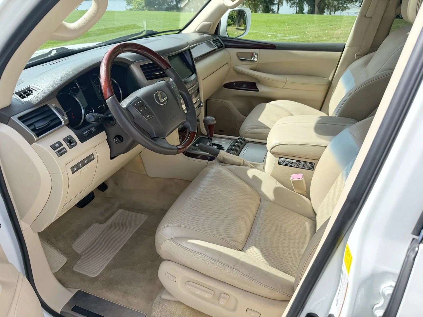 Used 2013 Lexus LX 570 4WD w/ Luxury Pkg image 34