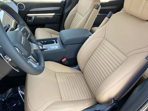 New 2025 Land Rover Discovery Dynamic SE image 6