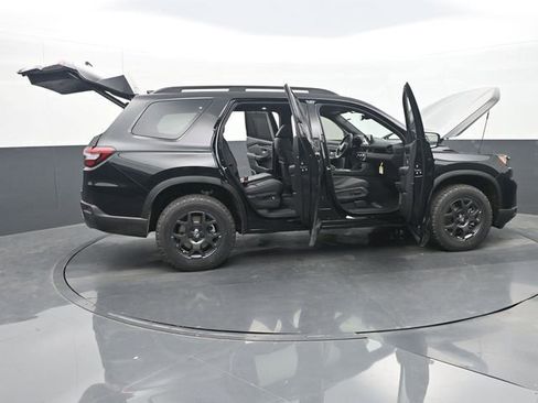 Used 2025 Honda Pilot TrailSport image 39