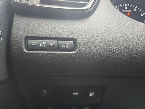 Used 2018 Nissan Rogue SV w/ Premium Package image 19