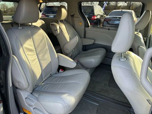 Used 2012 Toyota Sienna XLE FWD image 5