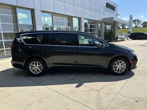 Used 2023 Chrysler Pacifica Touring-L FWD image 10