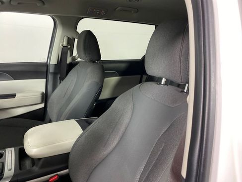 Certified 2022 Kia Carnival LX image 8