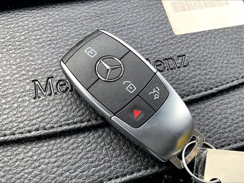 Used 2025 Mercedes-Benz GLB 250 w/ Exclusive Package image 15