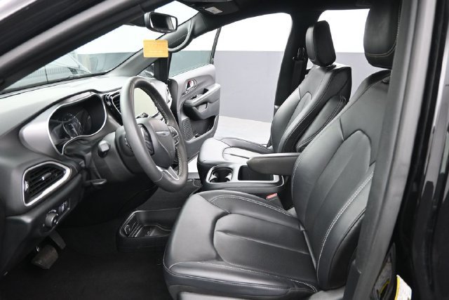 Used 2025 Chrysler Pacifica Select FWD image 10