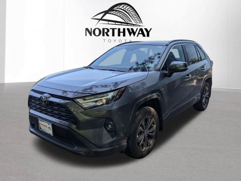 Used 2022 Toyota RAV4 XLE Premium AWD/4WD image 5
