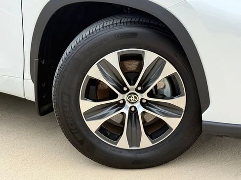 Used 2026 Toyota Highlander XLE AWD/4WD image 2