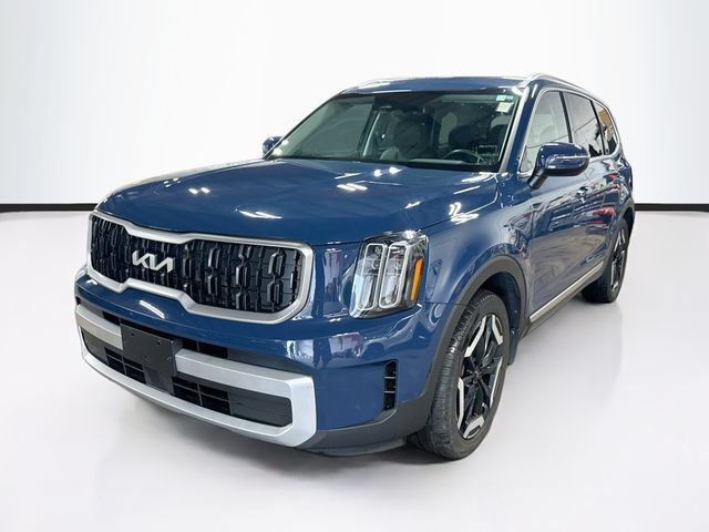 Used 2024 Kia Telluride EX w/ EX Captain's Chair Package AWD/4WD image 3